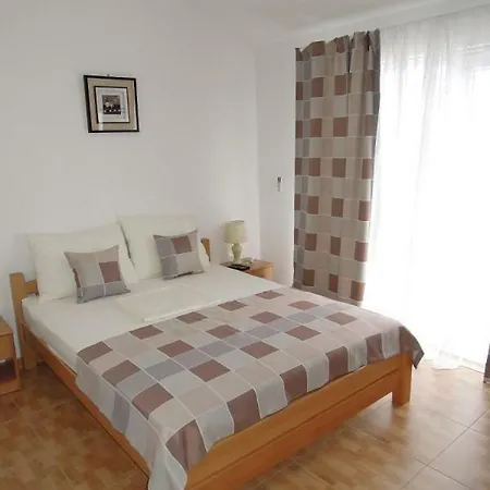 Tina Apartmán Brist
